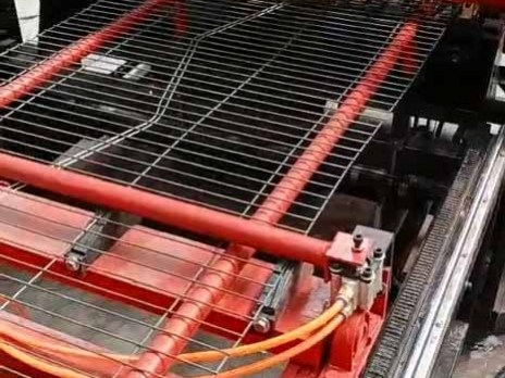 自动隔网排焊机